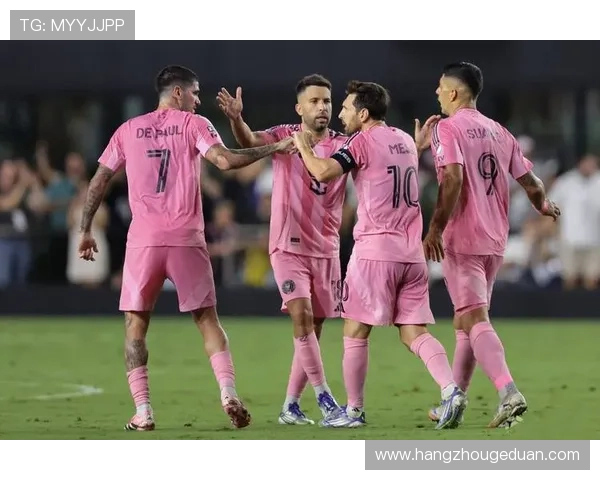 足坛震撼消息：梅西转会巴黎圣日耳曼，加盟引发全球足球热议